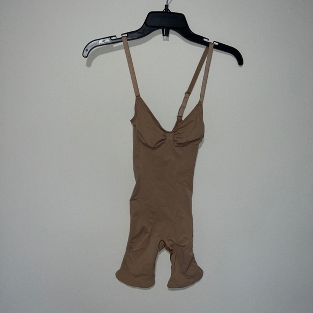 SKIMS SEAMLESS SCULPT MID THIGH BODYSUIT SIENNA MEDIUM